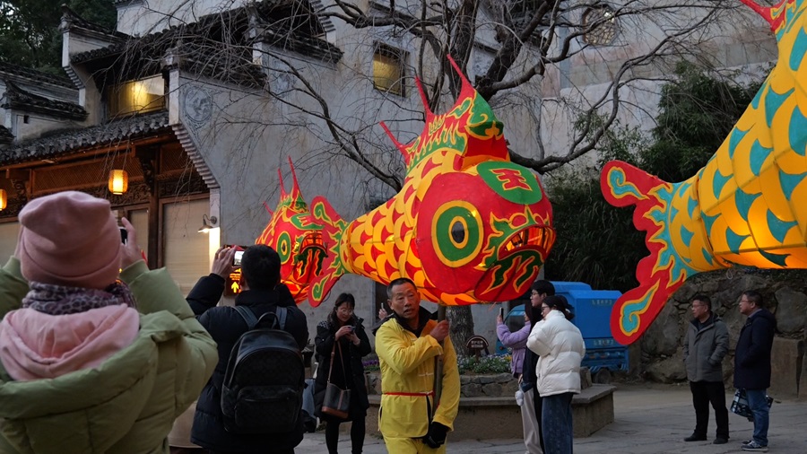 婺源篁岭：鱼灯夜游进古村